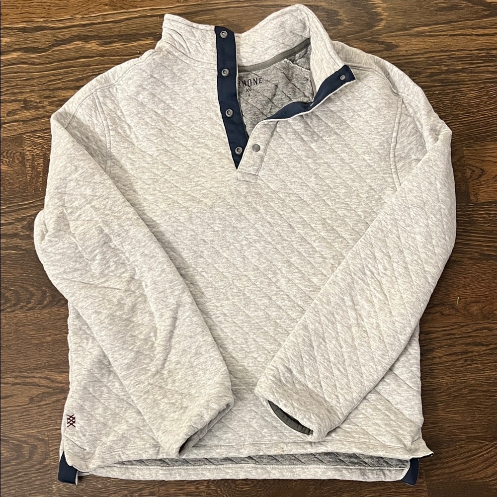 RHONE Light Gray Quilted Pullover with Navy Trim
